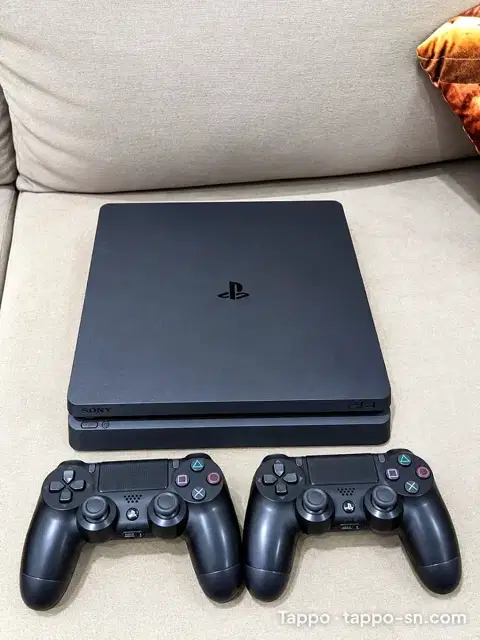 Console PlayStation 4 avec manettes