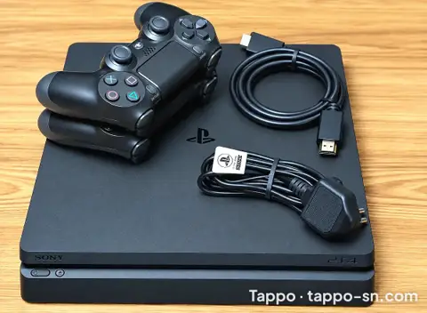 Console PlayStation 4 avec manettes