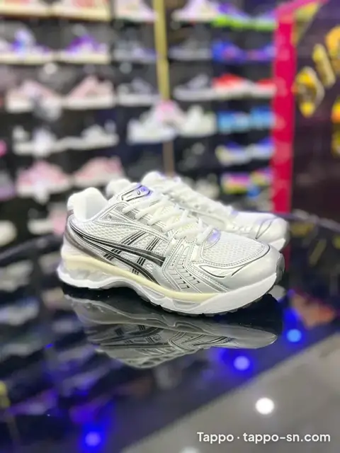 Baskets Asics blanches et argentées