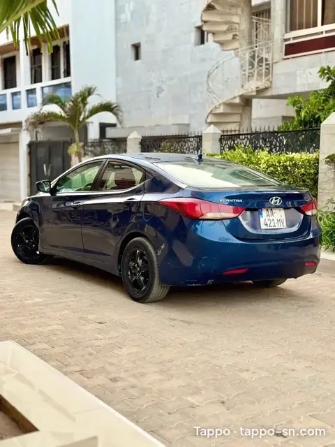 Hyundai Elantra bleue 2015 avec ou sans chauffeur