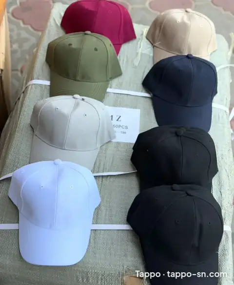 Casquettes unies de plusieurs coloris à Dakar