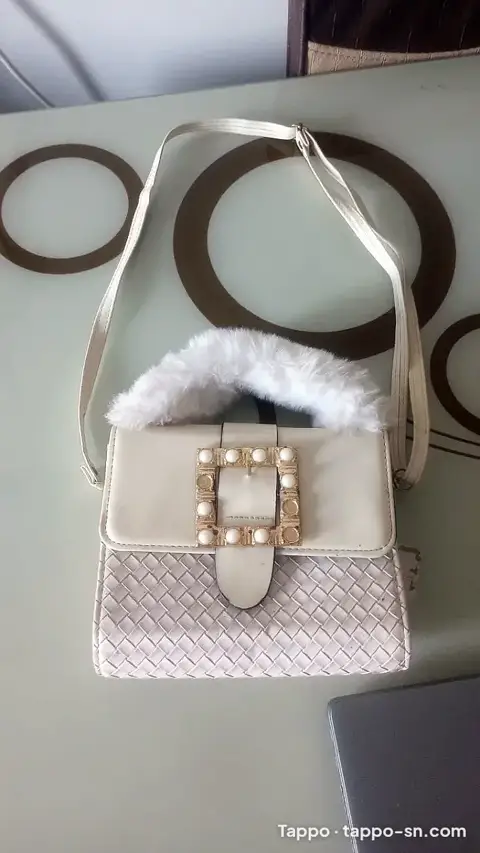 Sac à Main Beige Tressé – Fermoir Perles & Anse en Fourrure
