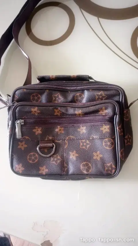Sacoche Bandoulière Marron Motif Monogramme – Plusieurs Poches