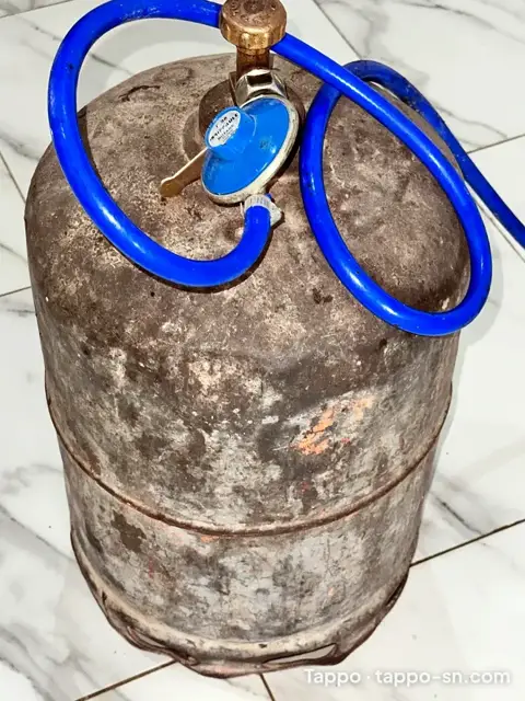 Bouteille de gaz 12 Kg avec tuyau bleu et détendeur