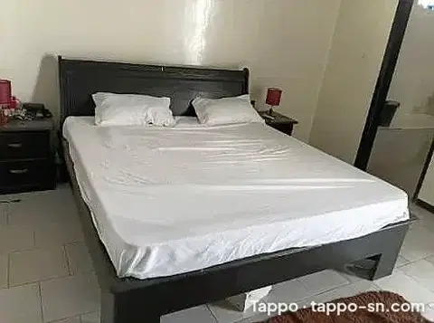 Lot Chambre à coucher : Lit + Grande Armoire avec miroirs