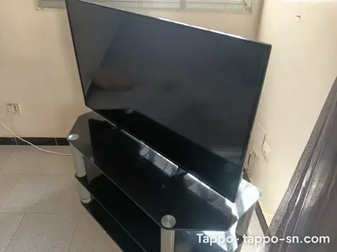 Smart TV + Meuble TV en verre – Lot complet à vendre