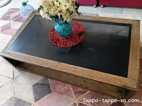 Table basse en bois avec plateau en verre