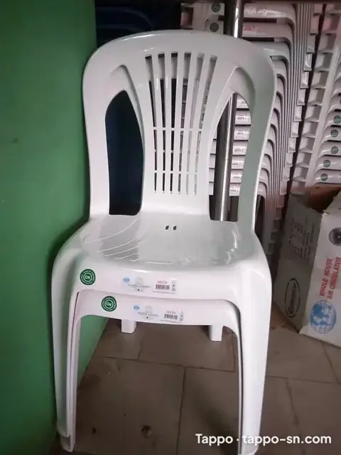 Chaise en plastique original INCASSABLE 1ere qualité .