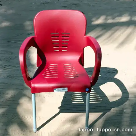 Chaise plastique rigide avec pieds en fer inoxydable