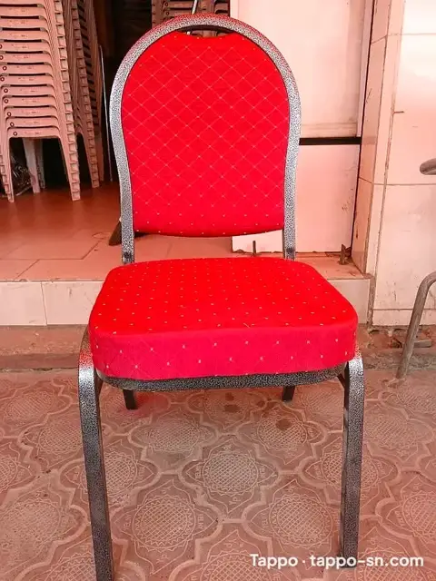 Chaise VIP rouge rembourrée 1ER CHOIX