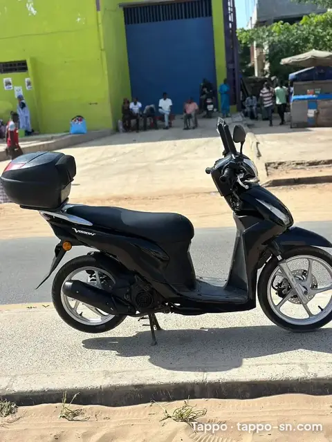 Scooter Vision noir avec top case