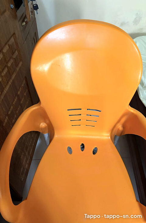 Chaise en plastique orange