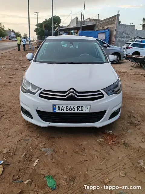Citroën C4 blanche immatriculée à Dakar