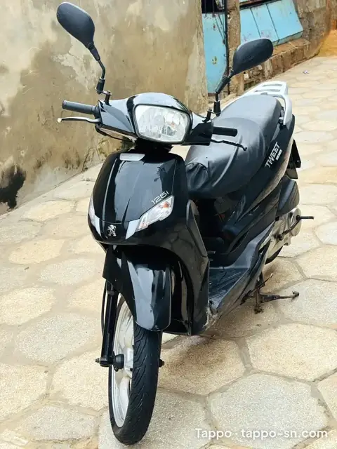 Scooter Peugeot Tweet 125i noir avec Cmc