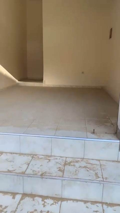 Grand magasin neuf avec toilettes à louer - Ouakam bord de route