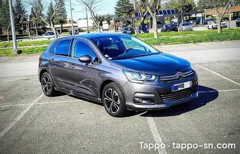 Voiture Citroën C4 grise 2017