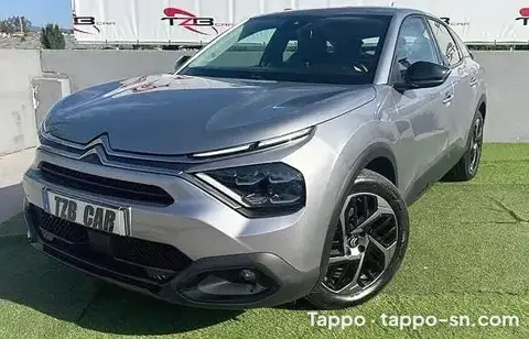 Voiture Citroën C4 grise 2024