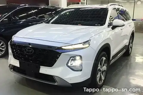 Voiture Hyundai blanche 2023