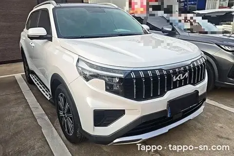 Voiture SUV Kia blanche 2021
