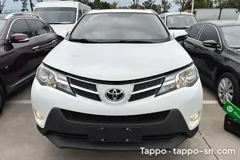 Voiture Toyota blanche