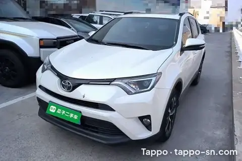 Voiture Toyota RAV4 blanche